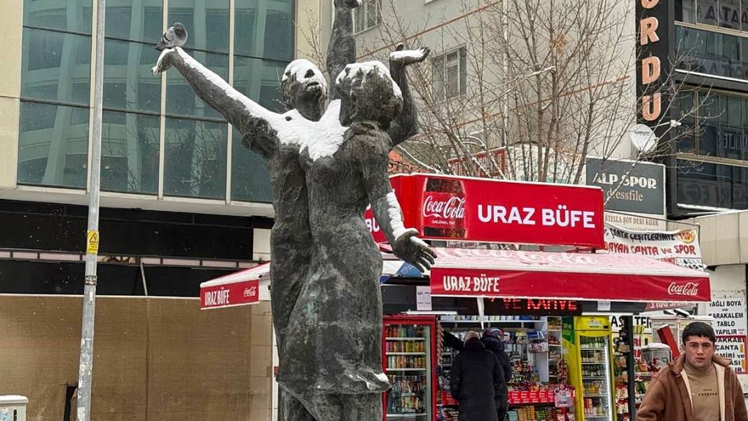 Güvenpark'ta banklar sadece kardan adamlara rezerve! 5